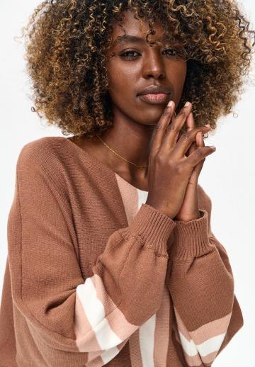 Пуловер в полоску