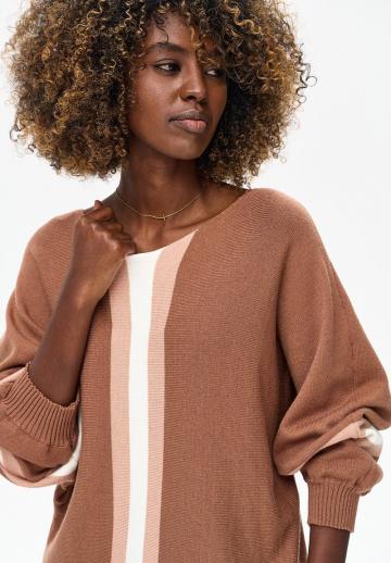 Пуловер в полоску