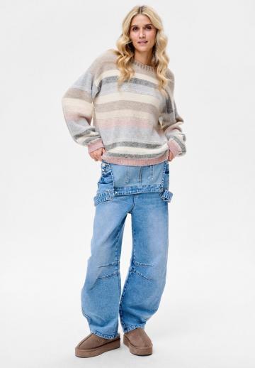 Пуловер в полоску