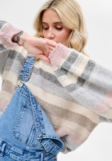 Пуловер в полоску