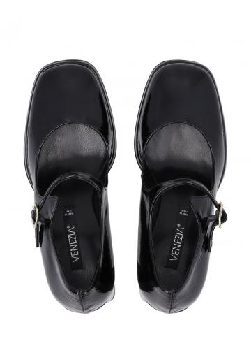 Туфли с высоким носом