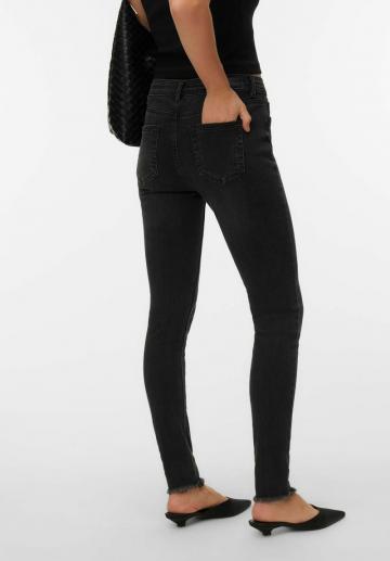 Узкие джинсы