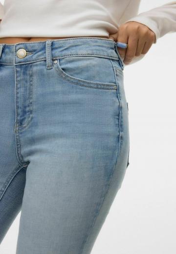 Узкие джинсы