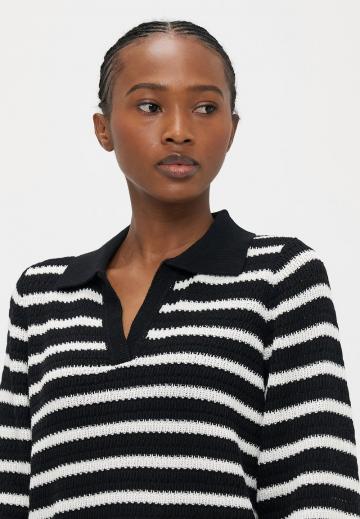 Пуловер с вырезом V