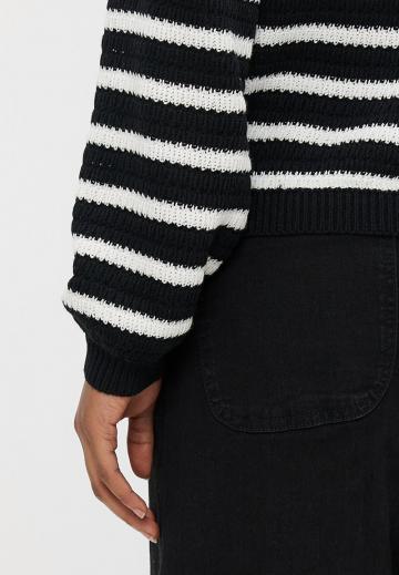 Пуловер с вырезом V