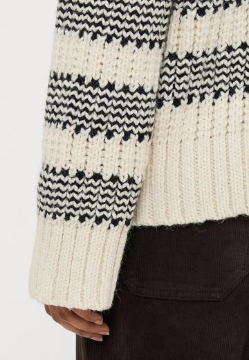 Пуловер в полоску