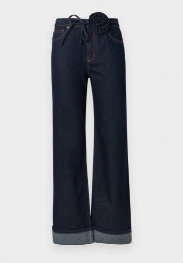 Прямые джинсы