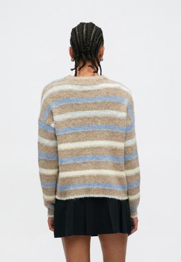 Пуловер в полоску
