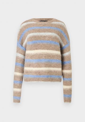 Пуловер в полоску