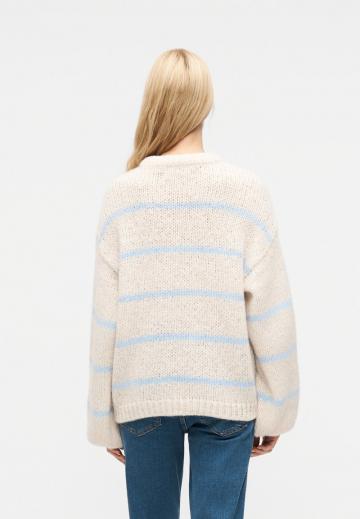 Пуловер в полоску