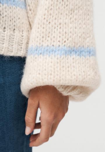 Пуловер в полоску