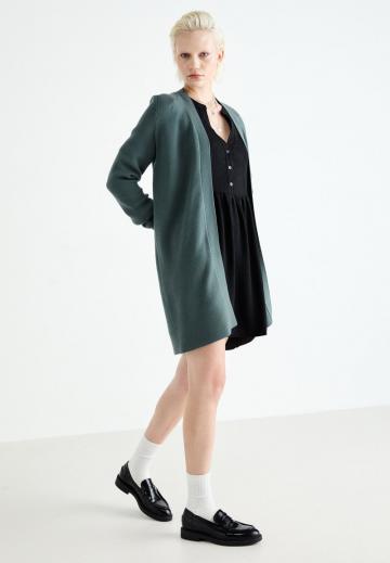 Длинный жилет