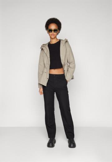 Куртка с накладнымит карманами