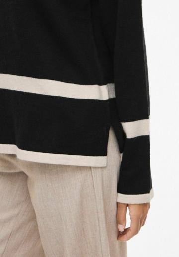 Пуловер в полоску