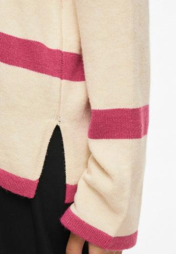 Пуловер в полоску