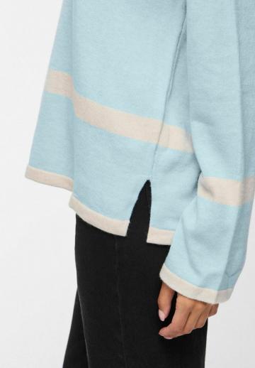 Пуловер в полоску