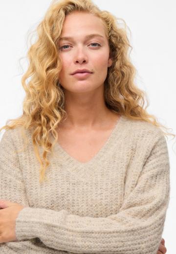 Пуловер с вырезом V