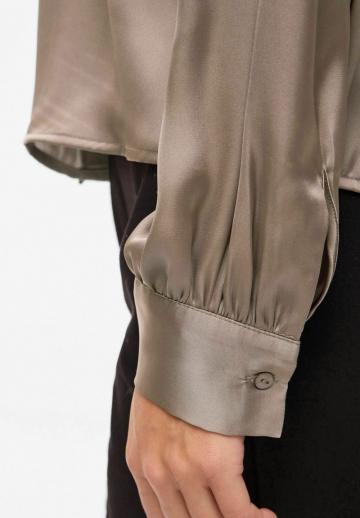 Атласная блузка