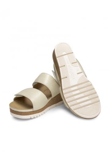 Босоножки на каблуке