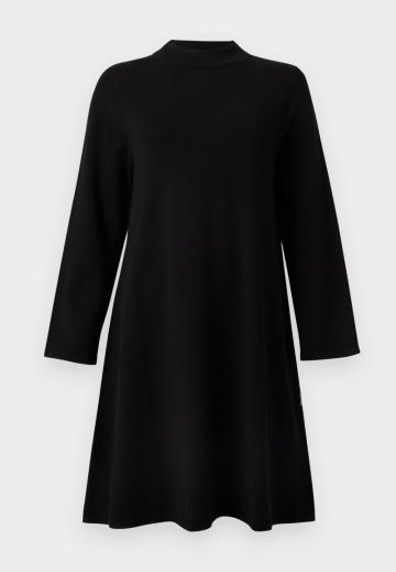 Вязаное платье