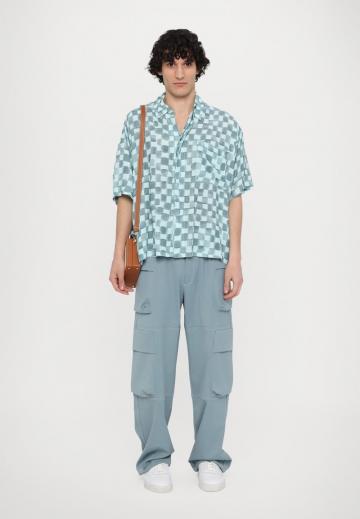 Брюки с накладными карманами