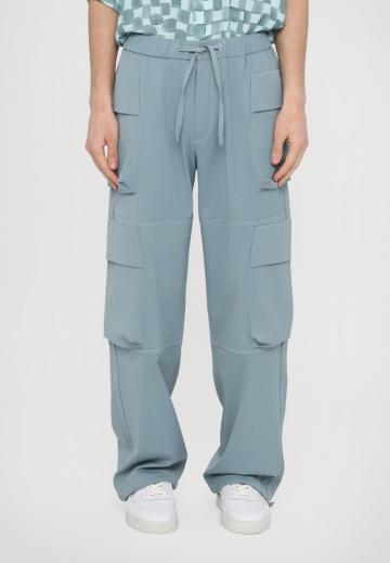 Брюки с накладными карманами