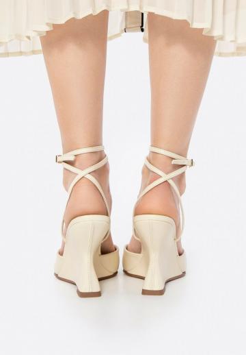 Босоножки на танкетке