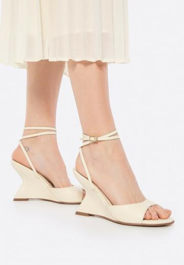Босоножки на танкетке