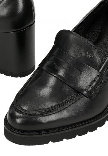 Туфли с высоким носом