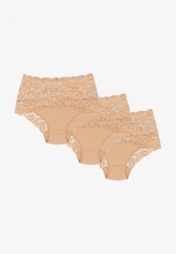 Трусы на бедрах