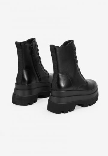 Ботинки на шнуровке