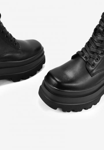 Ботинки на шнуровке