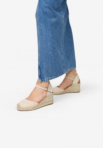 Туфли на танкетке