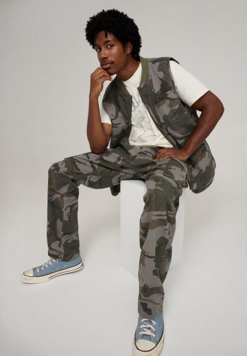 Брюки с накладными карманами