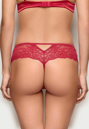 Трусы на бедрах