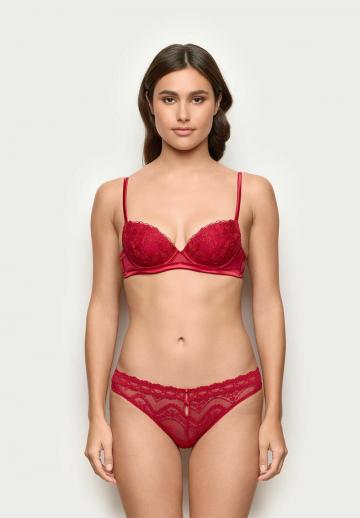 Трусы на бедрах