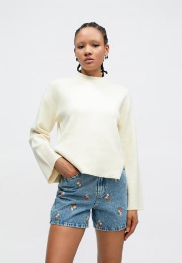 Пуловер в полоску