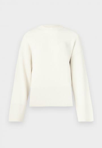 Пуловер в полоску