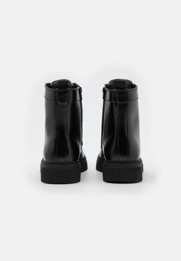 Ботинки на шнуровке