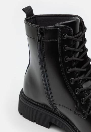 Ботинки на шнуровке
