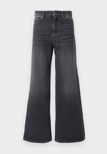 Клешеные джинсы