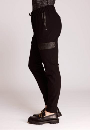 Брюки с накладными карманами
