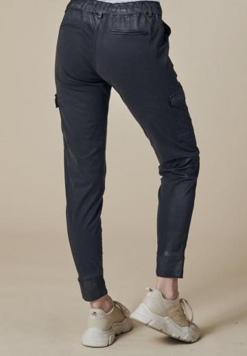 Брюки с накладными карманами