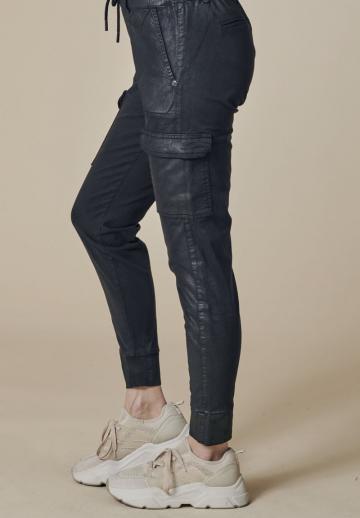 Брюки с накладными карманами