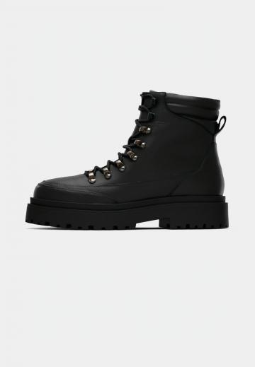 Ботинки на шнуровке