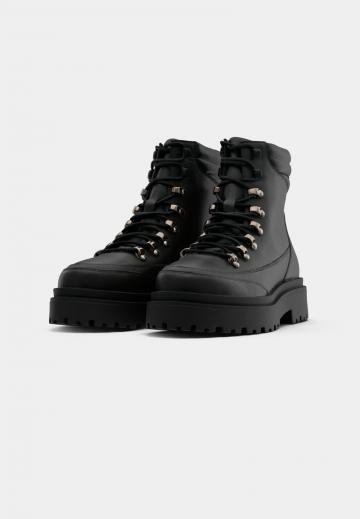 Ботинки на шнуровке