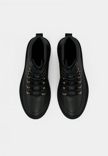 Ботинки на шнуровке