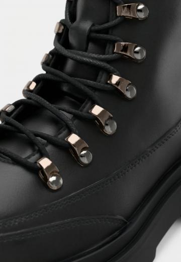 Ботинки на шнуровке