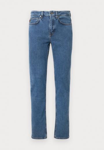 Узкие джинсы