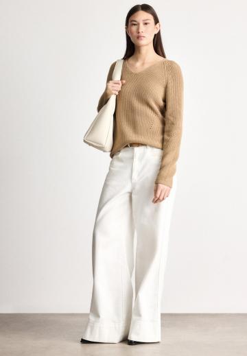 Пуловер с вырезом V